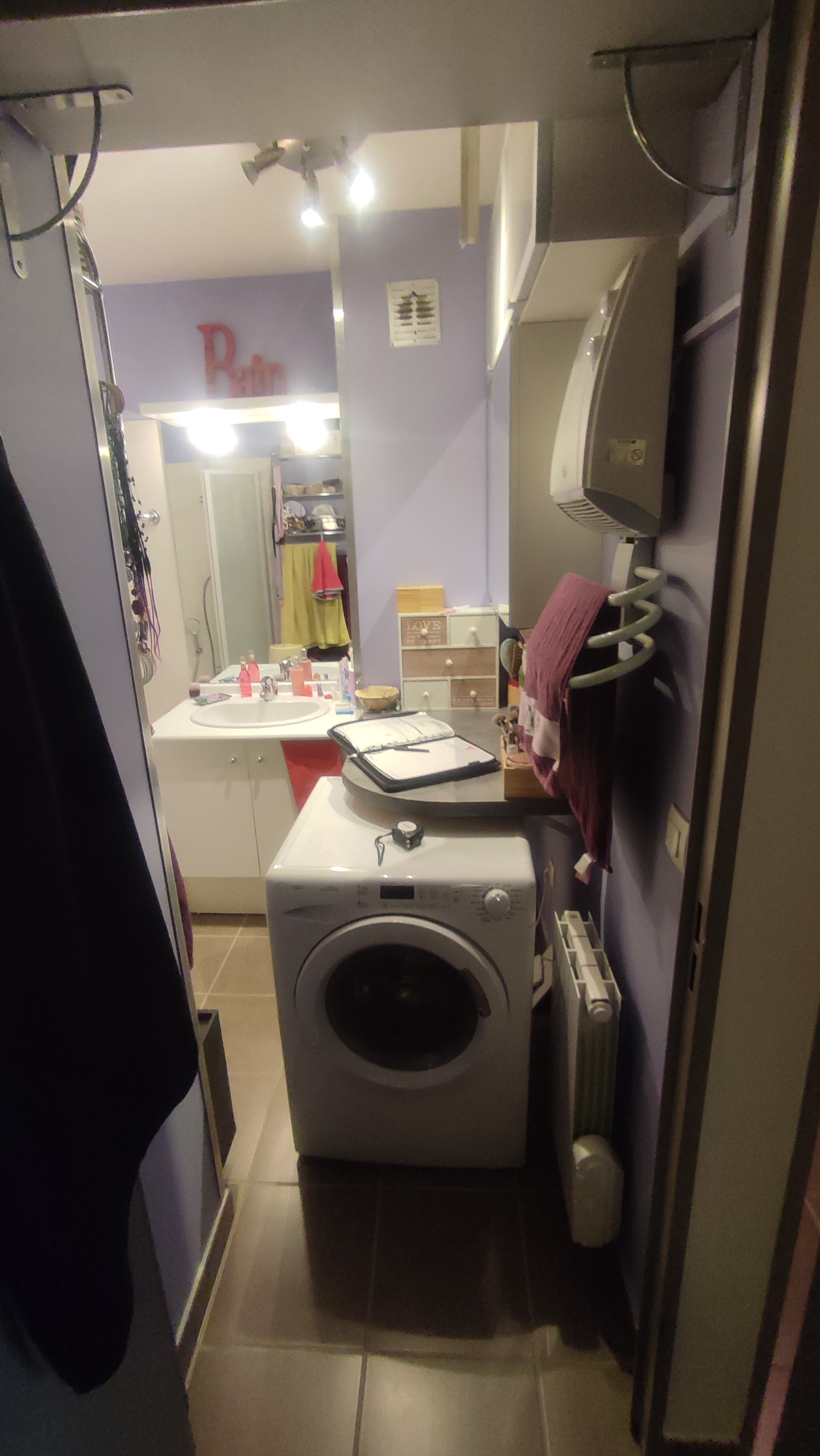 Avant — l’ancienne salle de bain, avec le lave-linge et la vasque.
