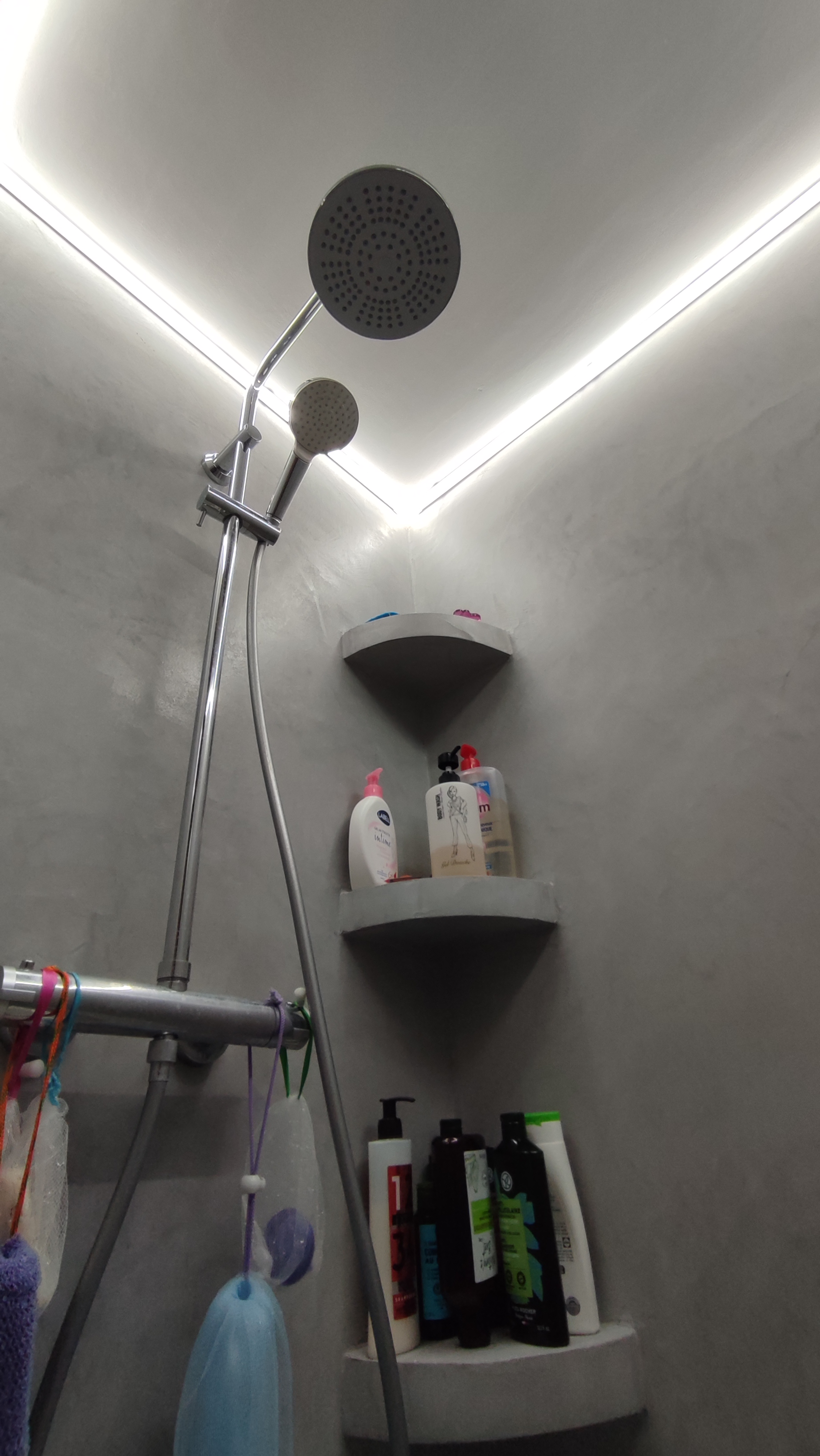 Les étagères d’angle et les LED intégrées dessinent la nouvelle douche.