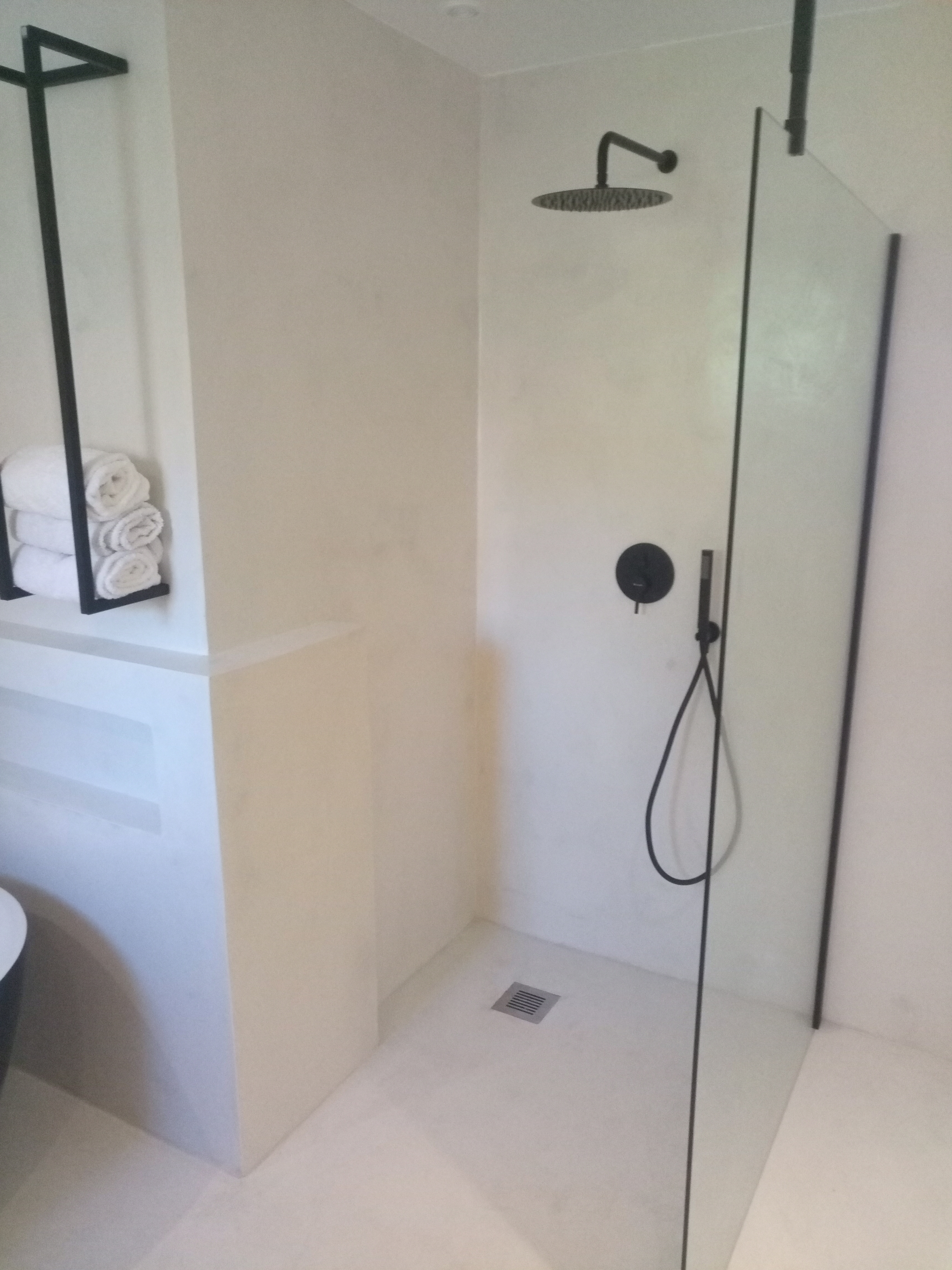 La douche et sa robinetterie noire prolongent la nouvelle ambiance.