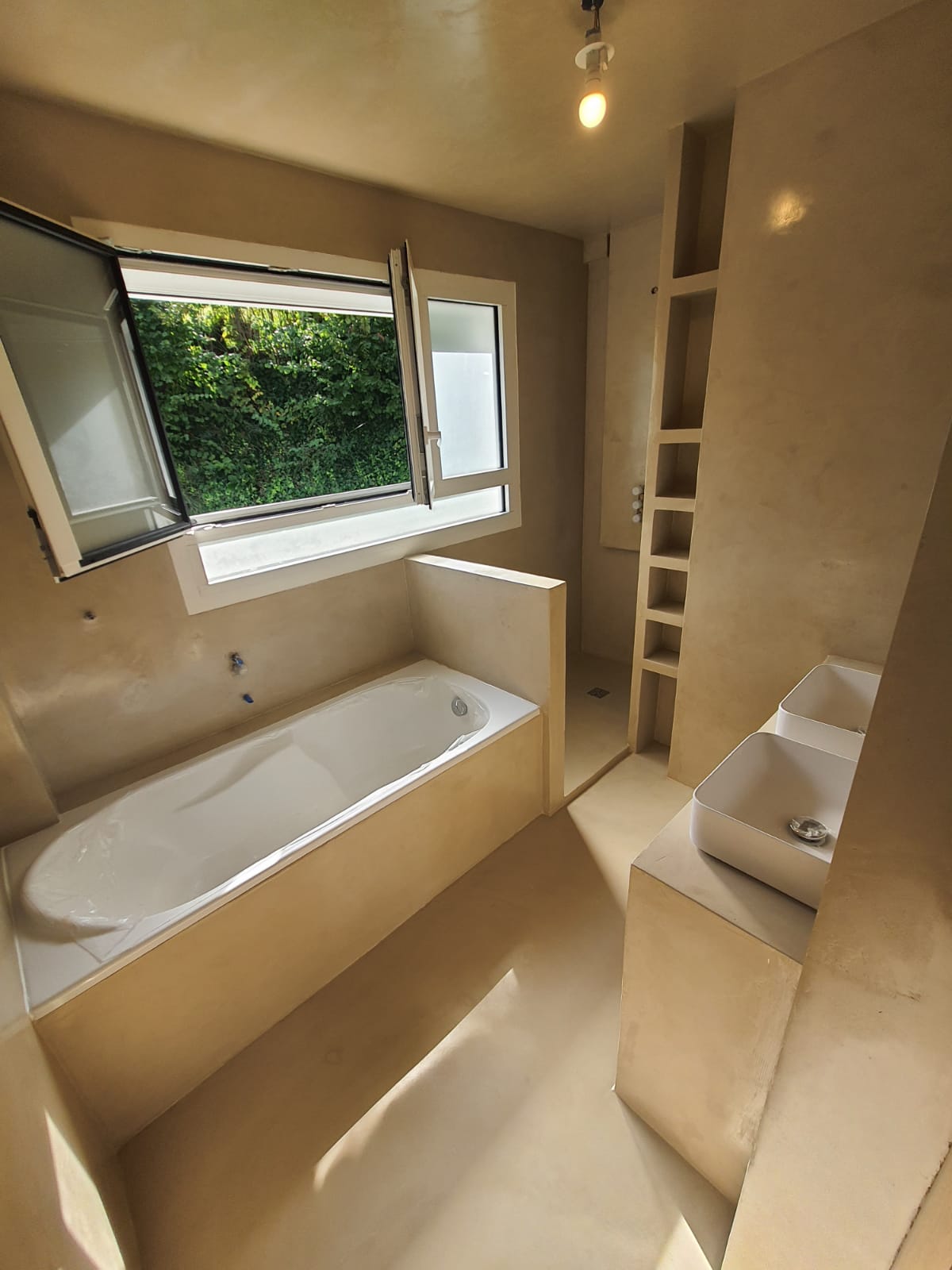 baignoire habillée, niches et meuble vasque.