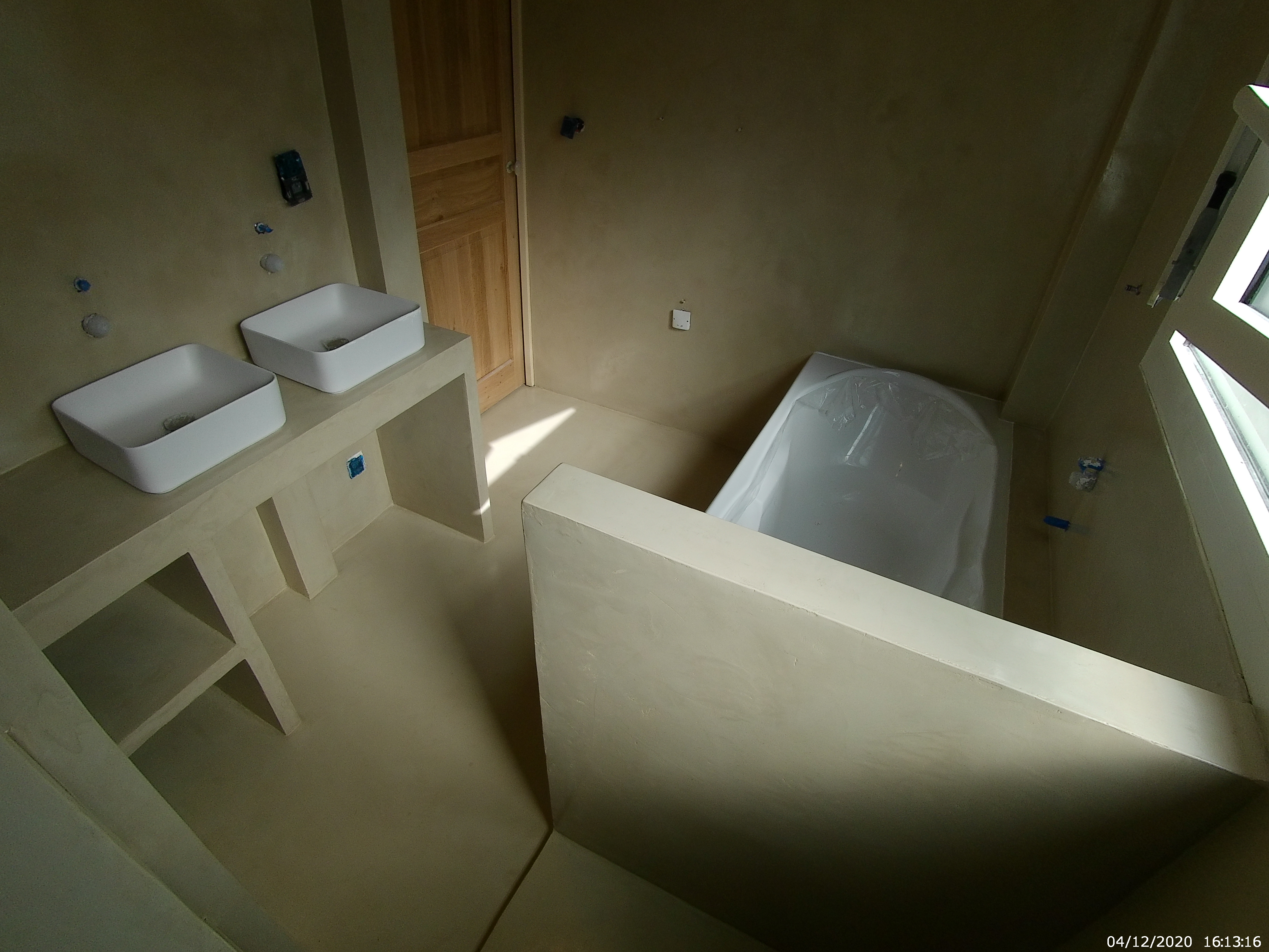Vue d’ensemble du meuble à deux vasques et de la baignoire.