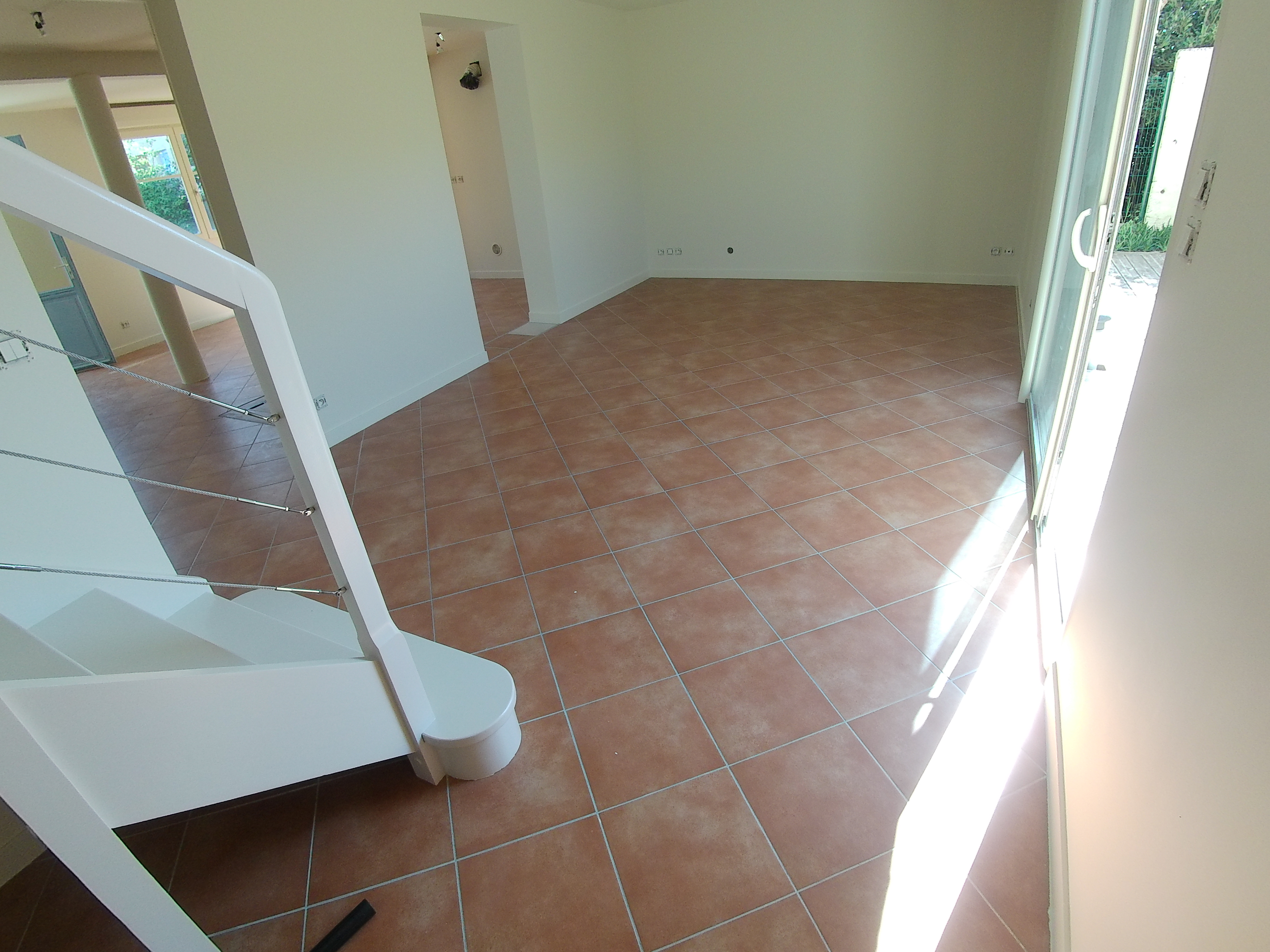 un carrelage aux teintes terre cuite.