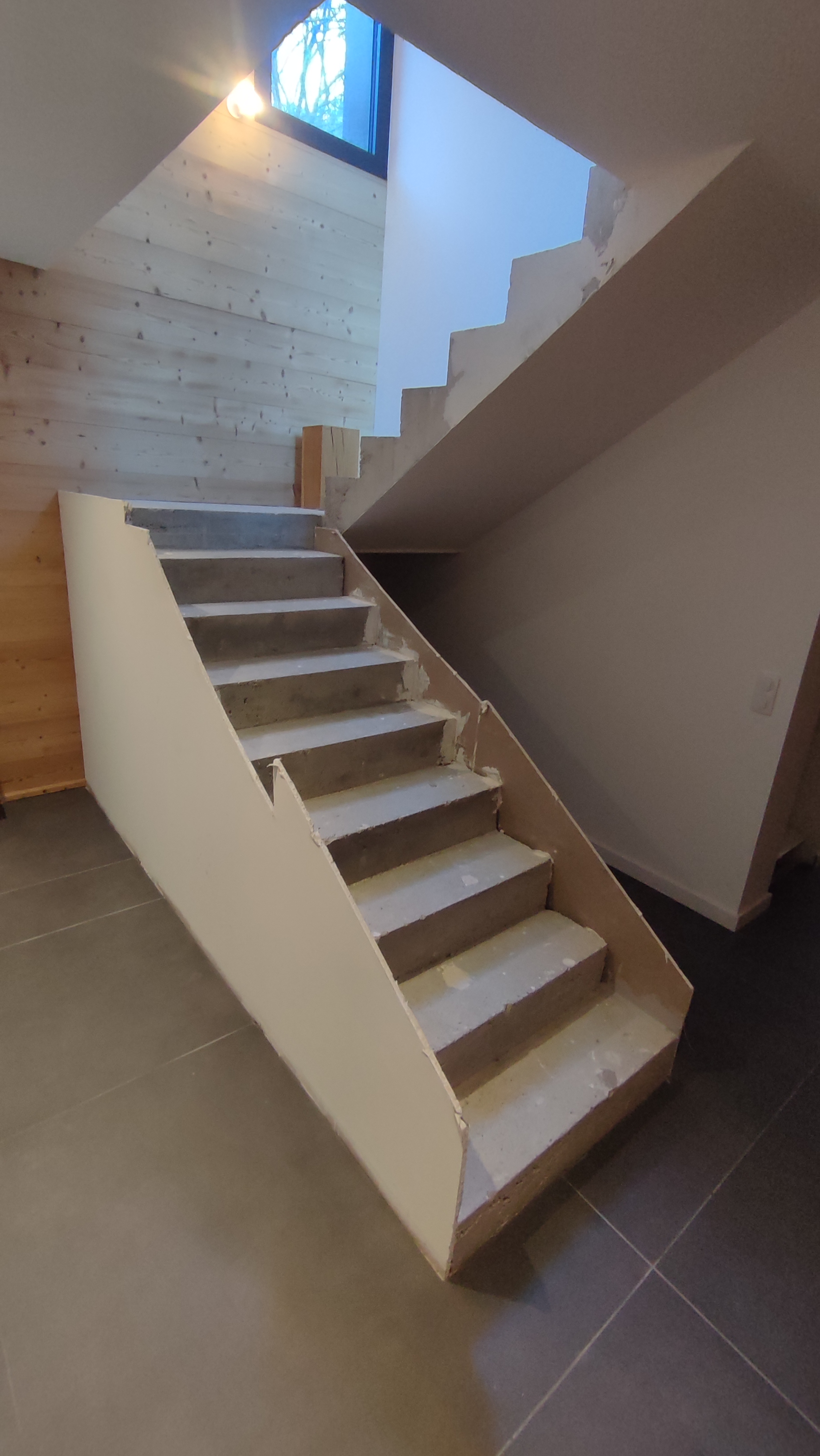 Niveau inférieur pendant les travaux — les marches en cours de préparation.