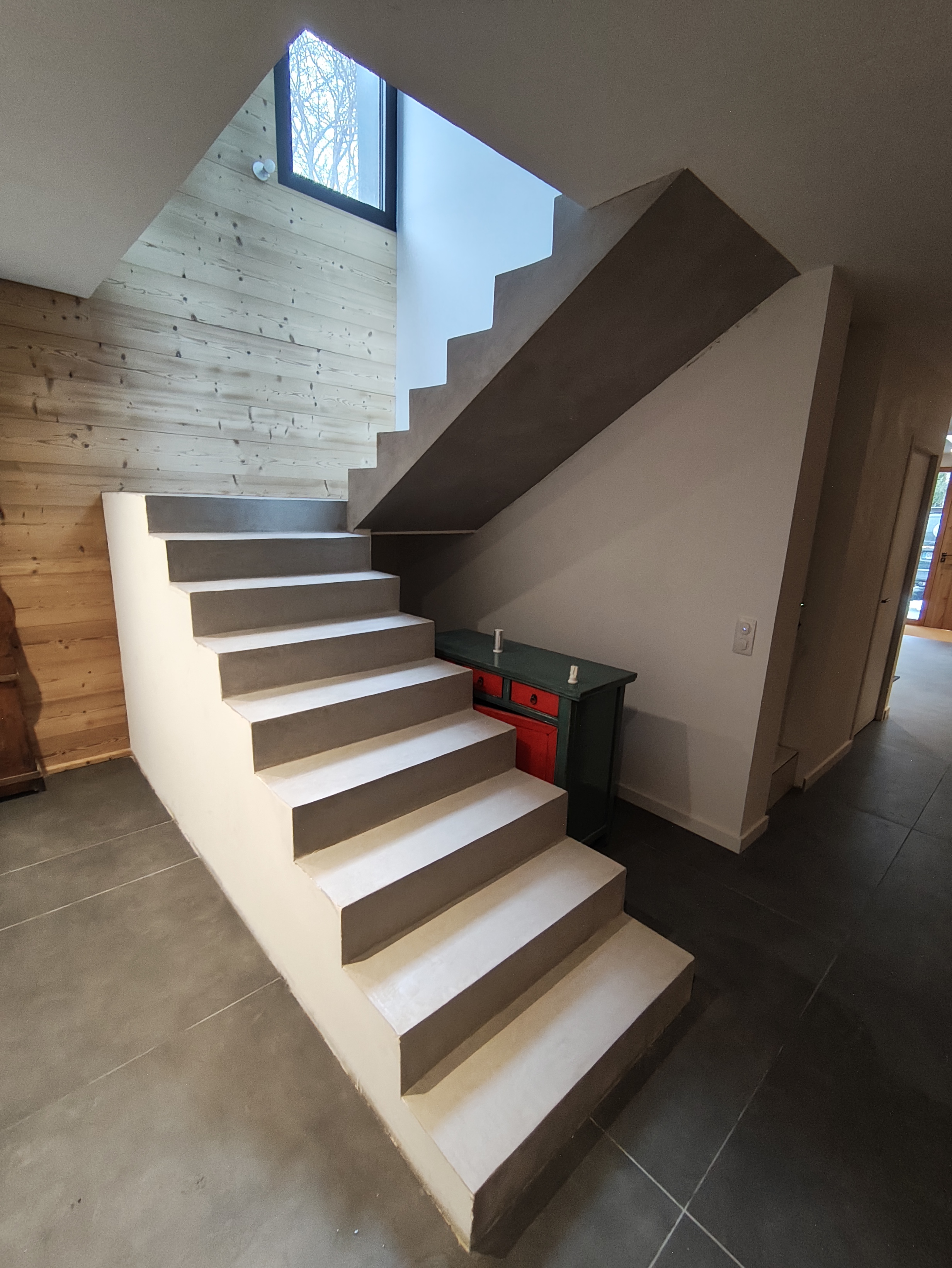 Niveau inférieur après finition — la même volée que sur la photo de chantier.