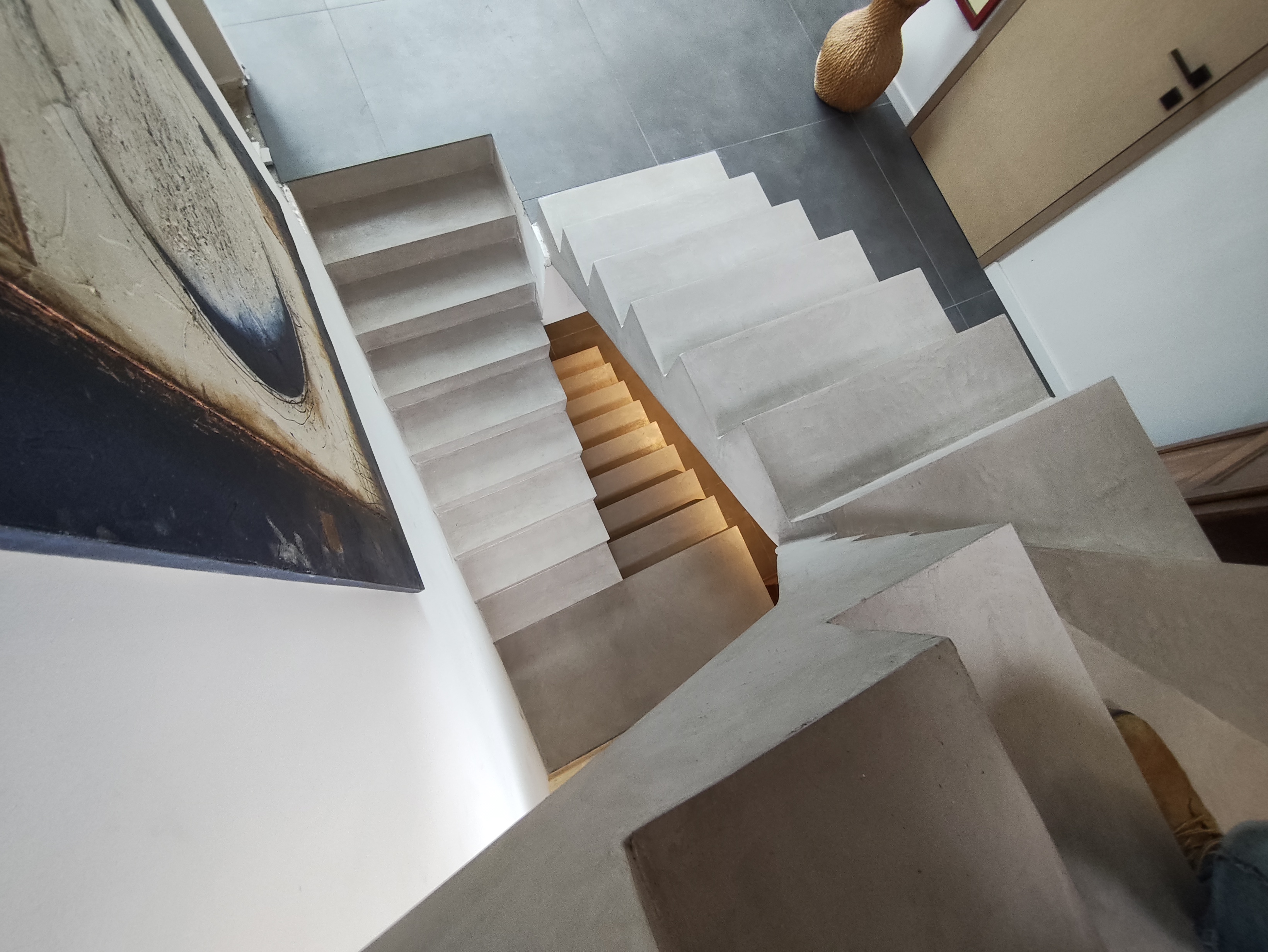 Vue de dessus — le dessin de l’escalier et de ses changements de niveau.