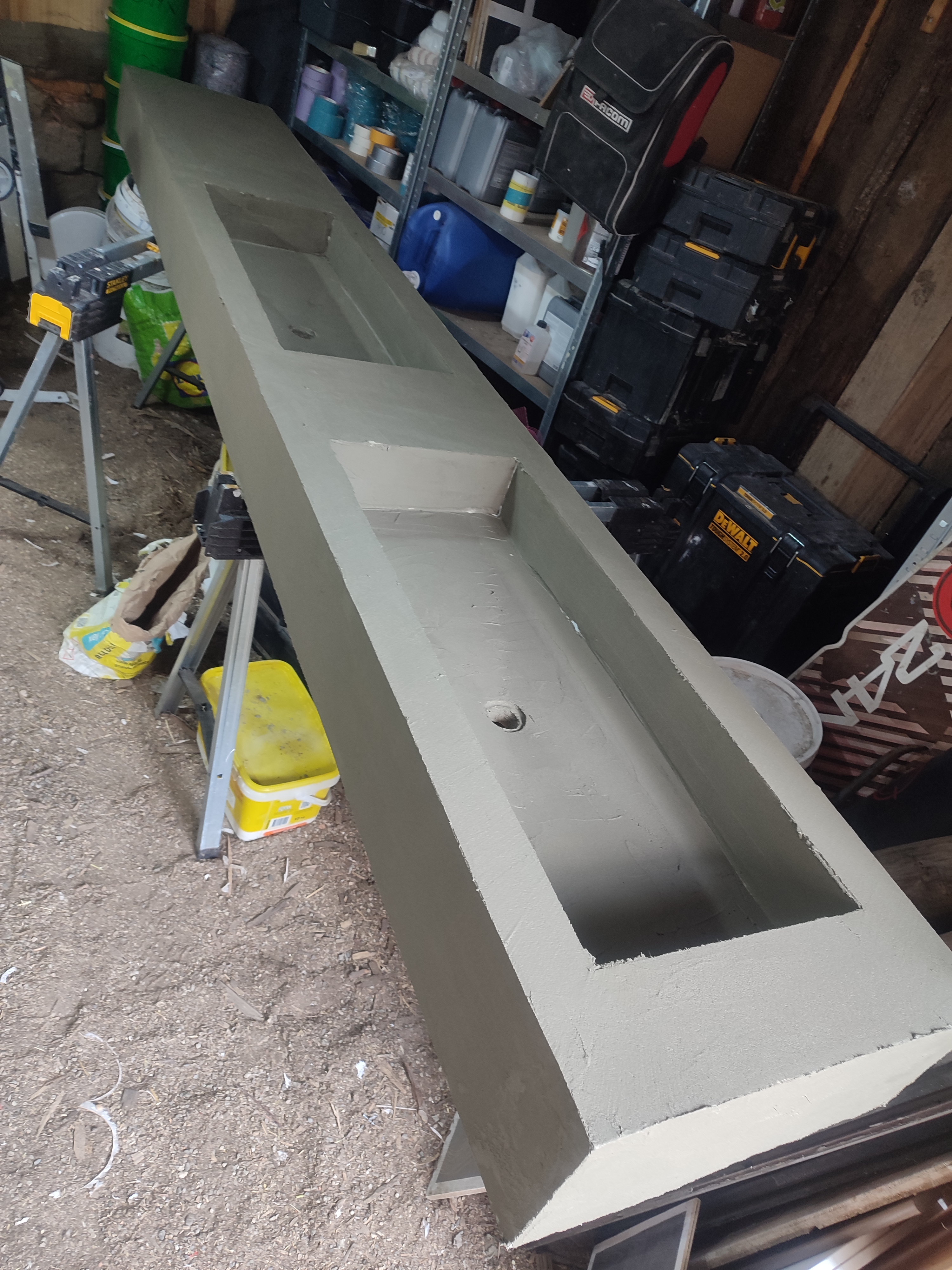 En atelier — le plan double vasque prend forme avant sa pose.