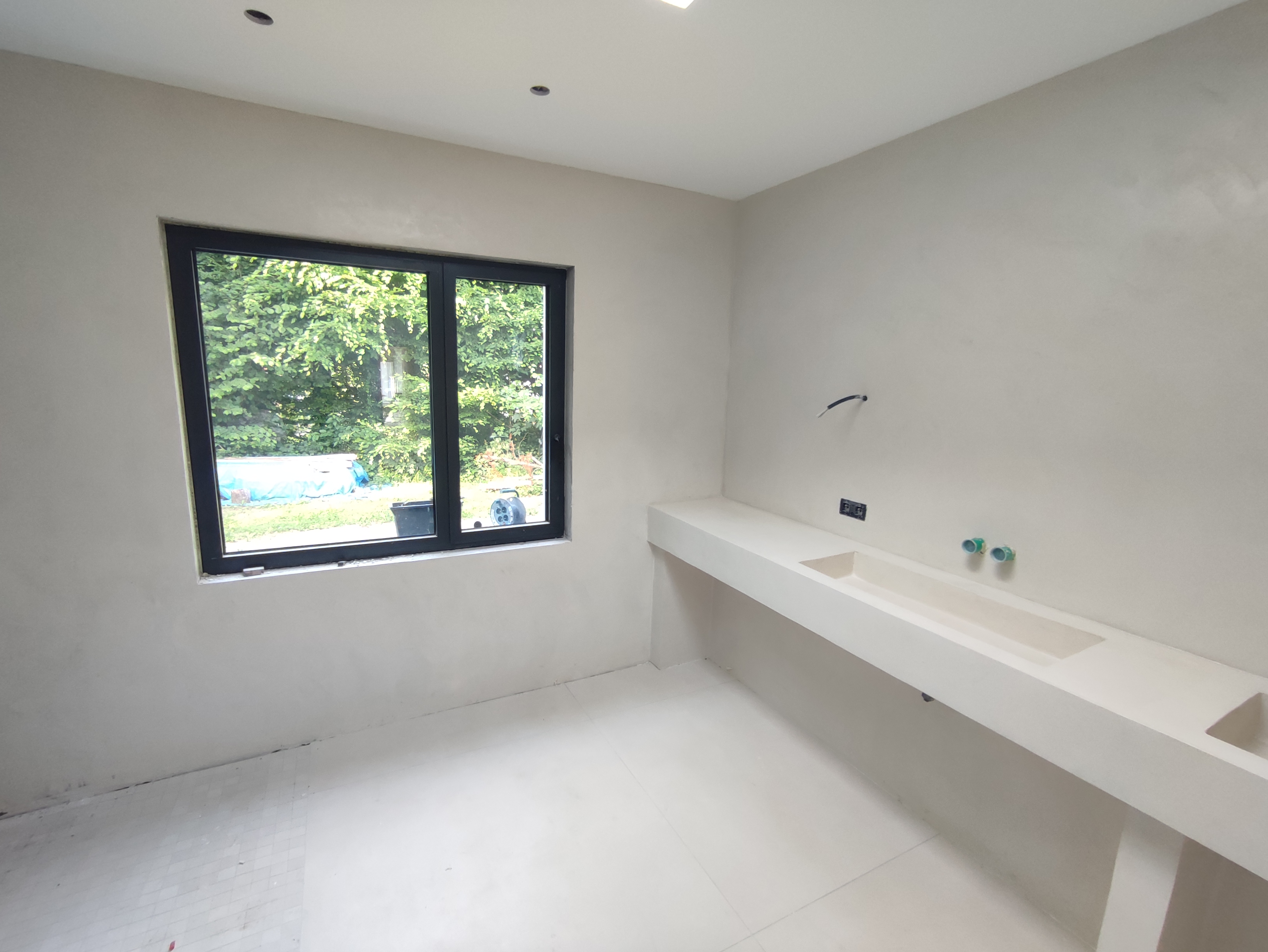 Le plan double vasque posé dans une salle de bain claire, avant l’installation de la robinetterie.