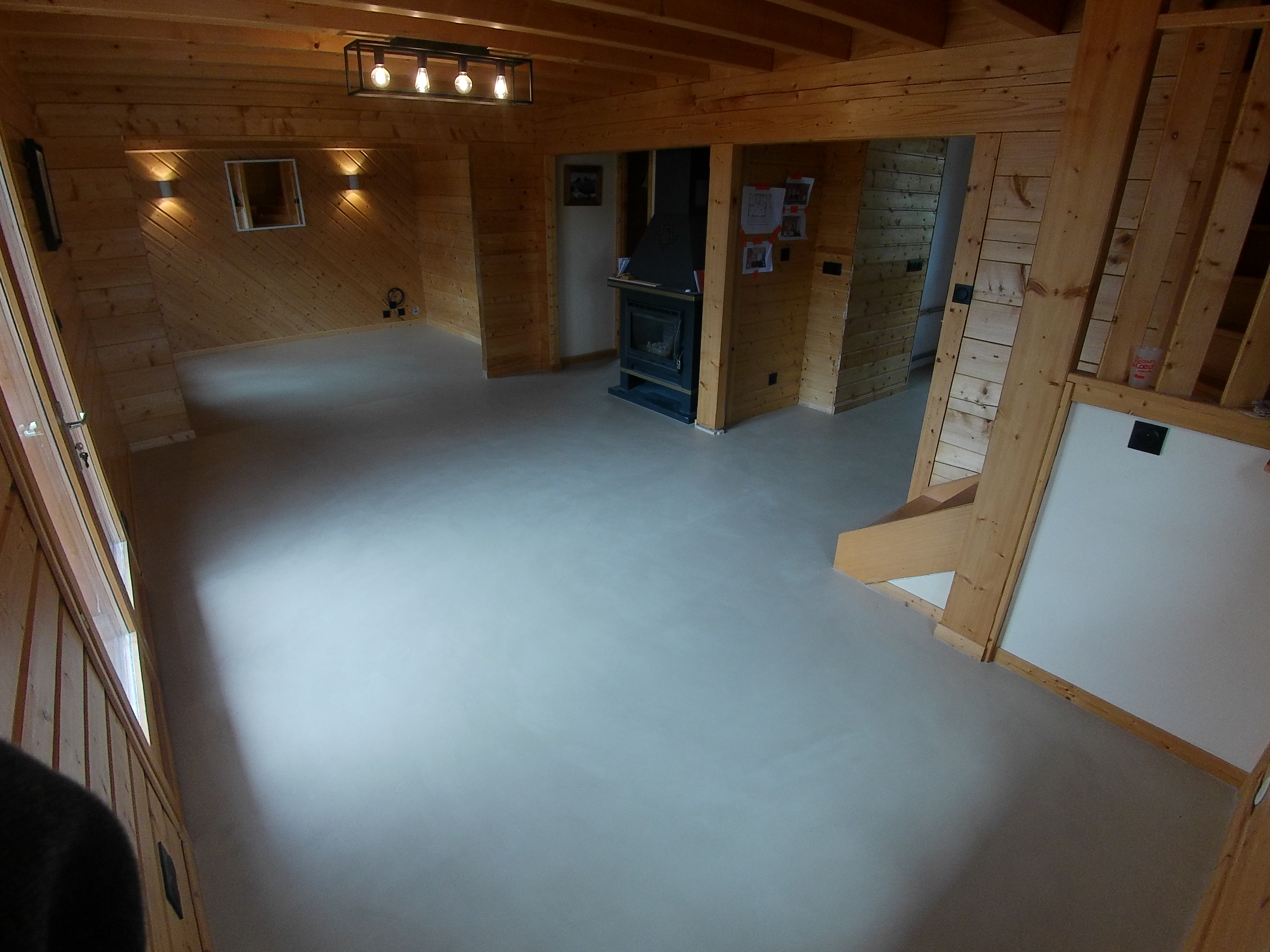 La même matière se prolonge entre les espaces de vie.