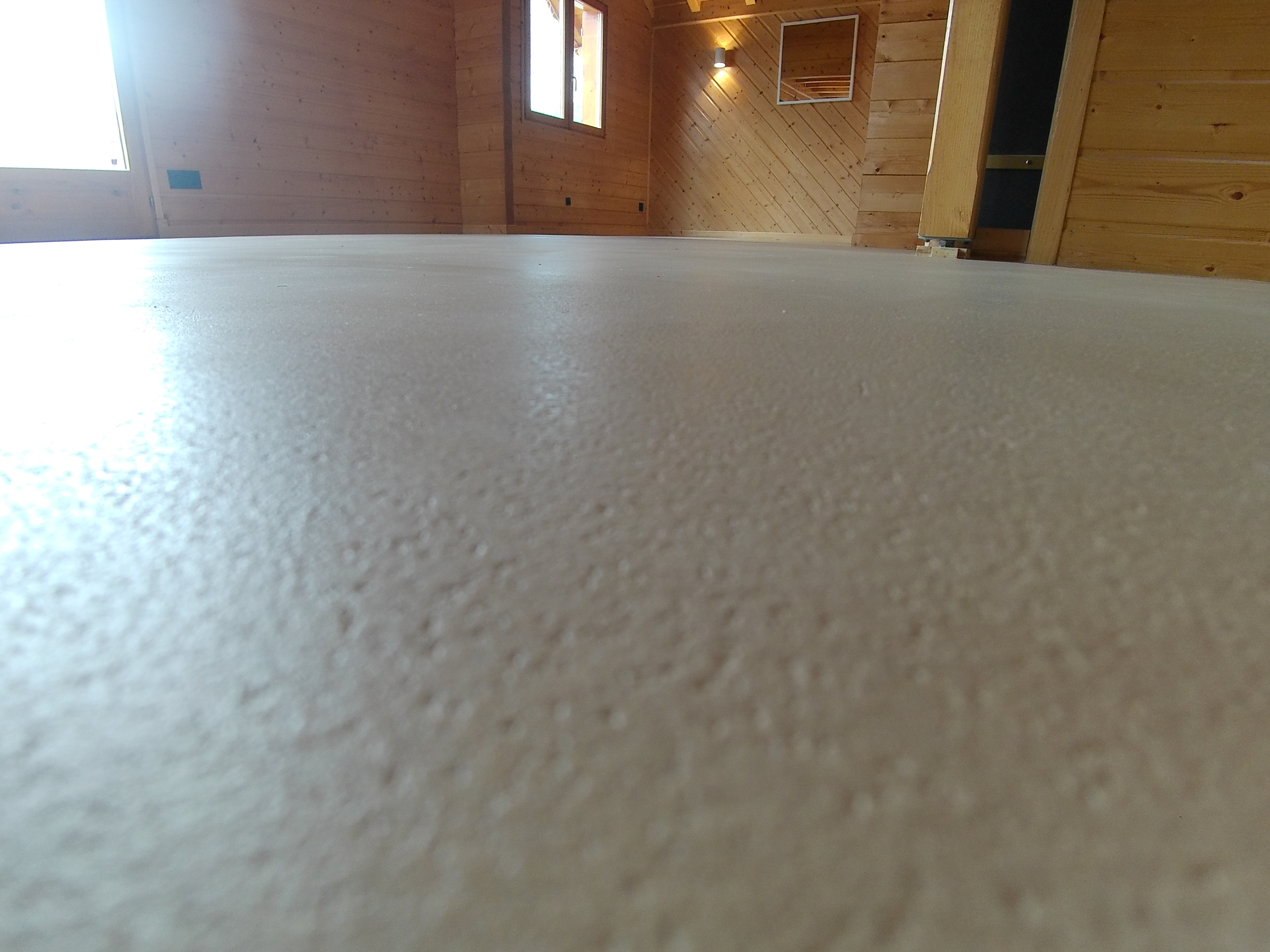 Vue rapprochée du grain et des nuances du sol.