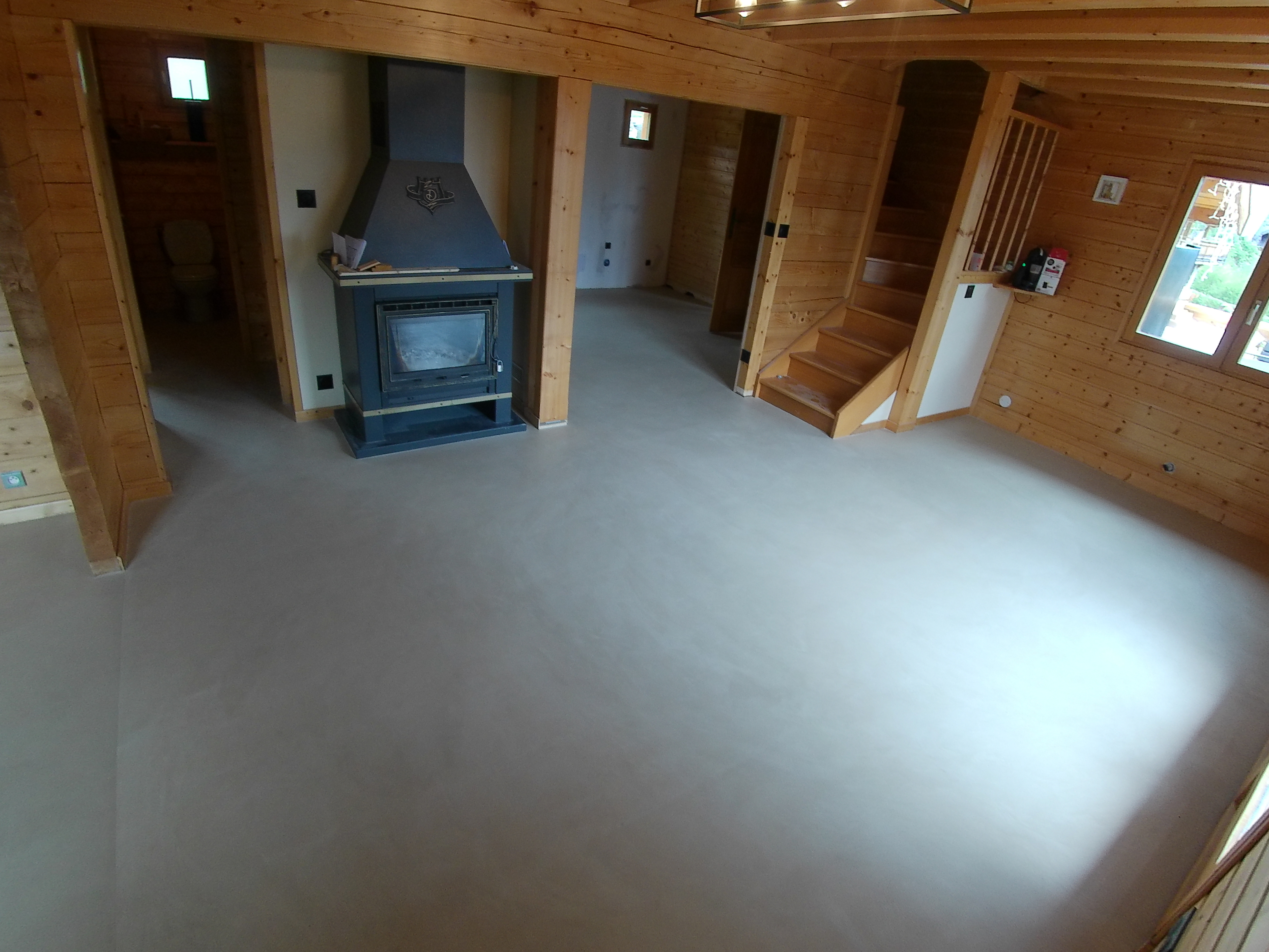 À La Toussuire, un sol gris clair au cœur d’un intérieur habillé de bois.