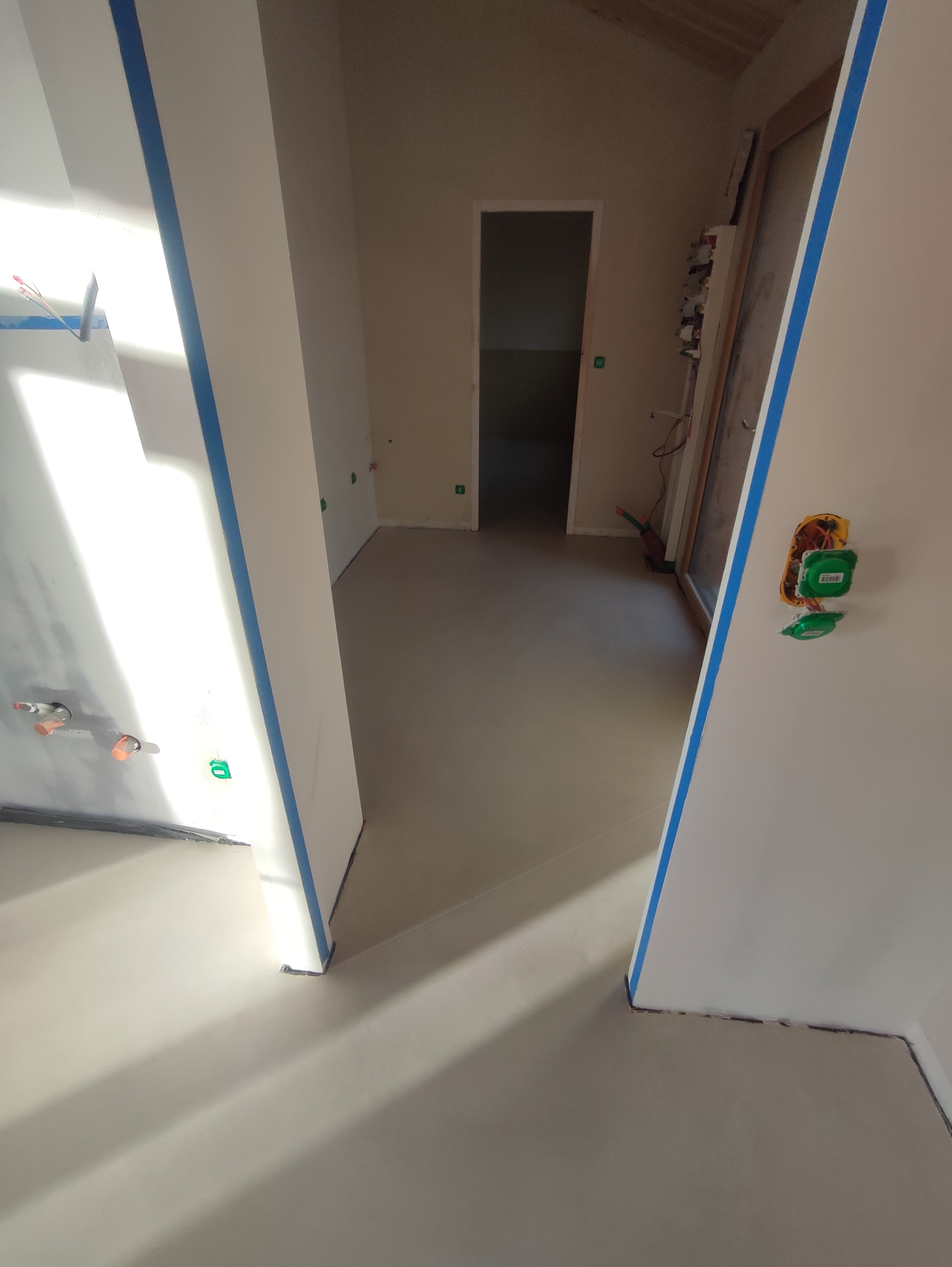 Le revêtement se prolonge dans les passages et les pièces attenantes.