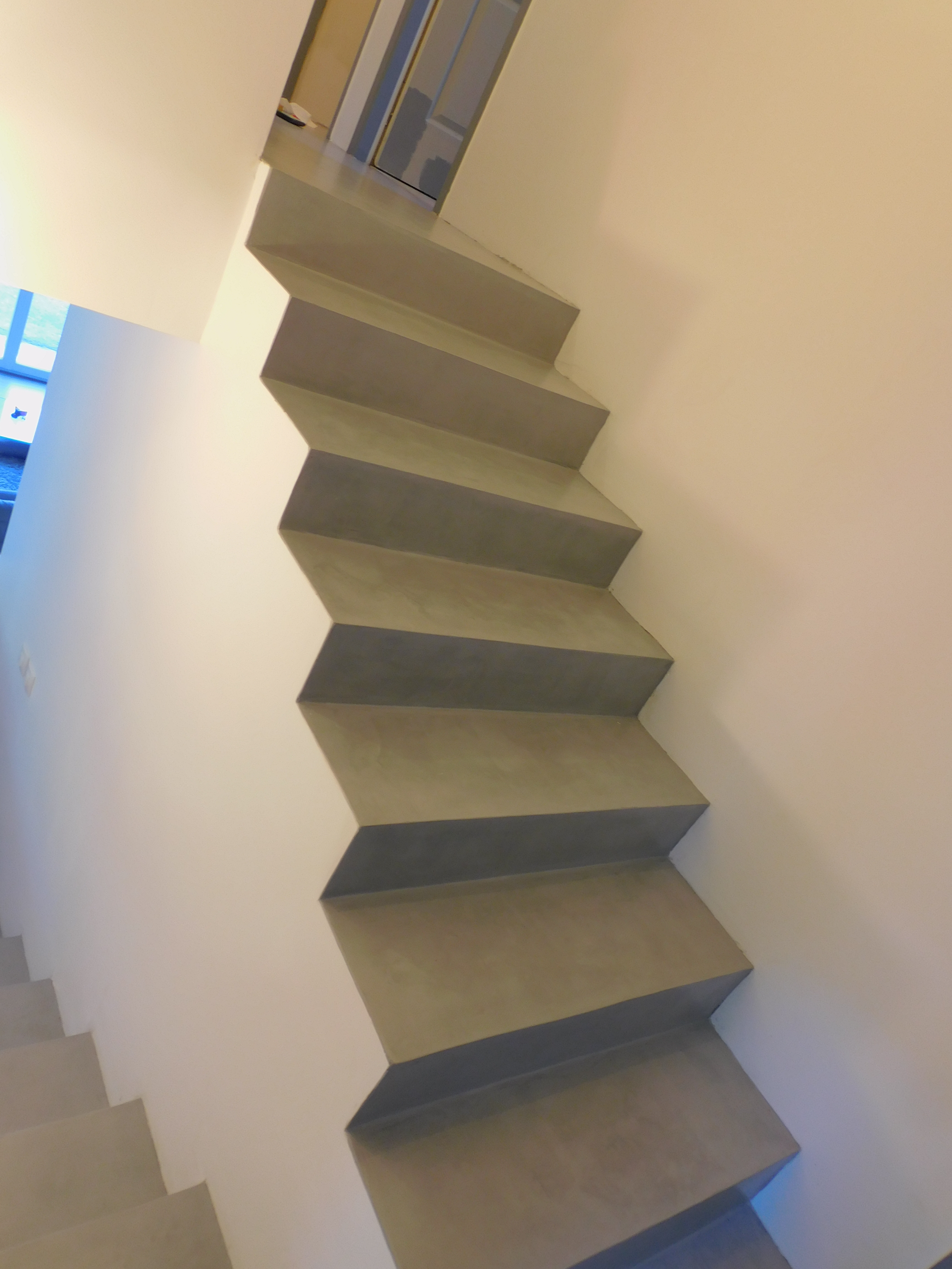 Le dessin des marches vu depuis le pied de l’escalier.