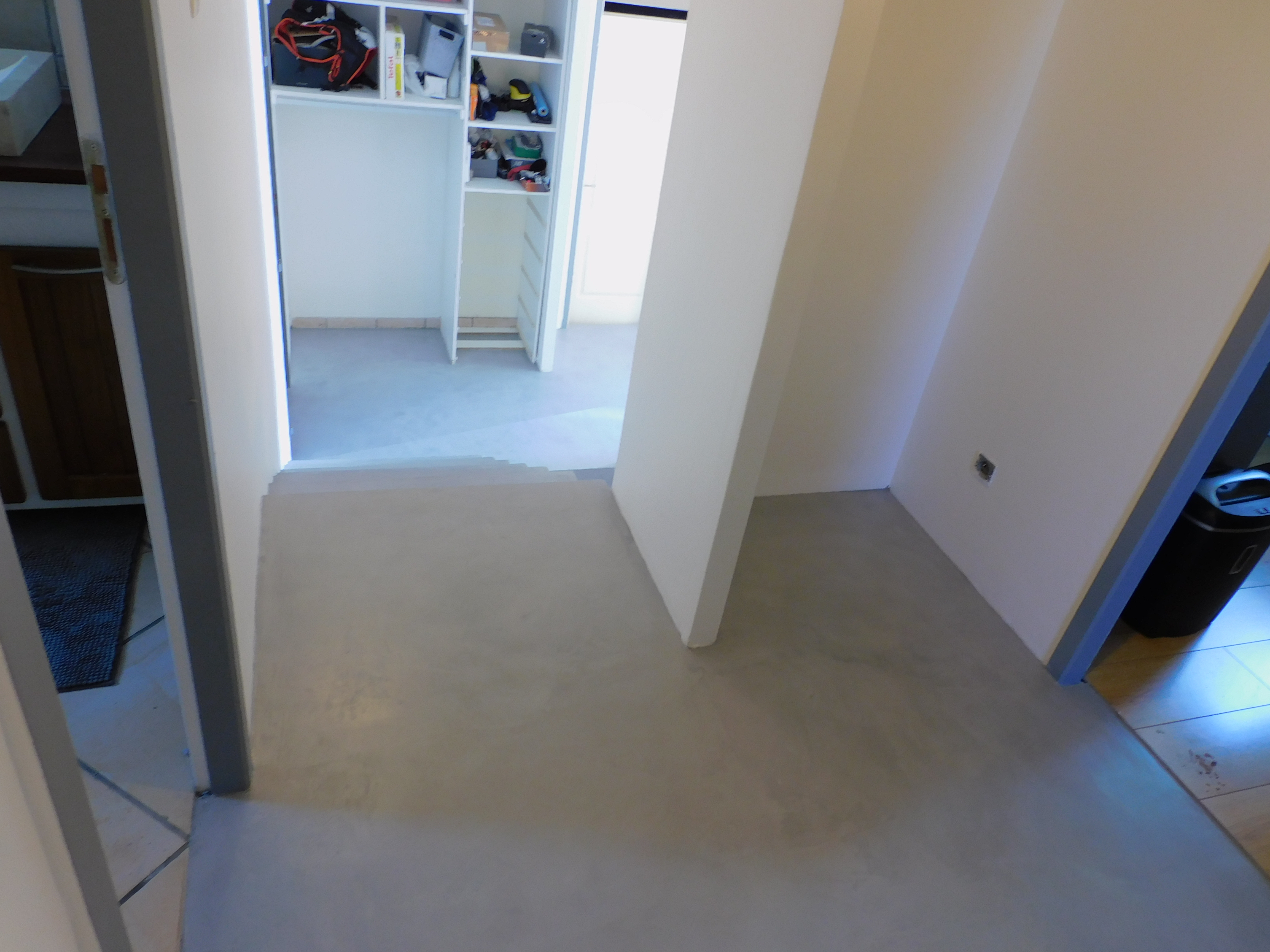 La même matière se poursuit sur le palier et dans les passages.