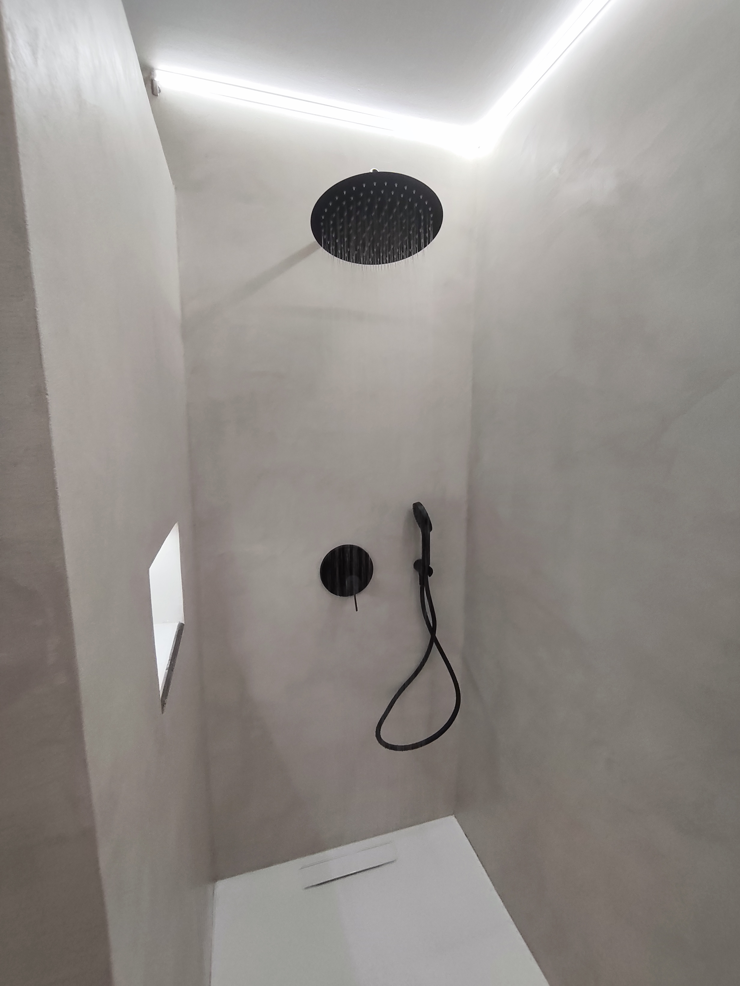 Poliénas — douche et niche éclairée