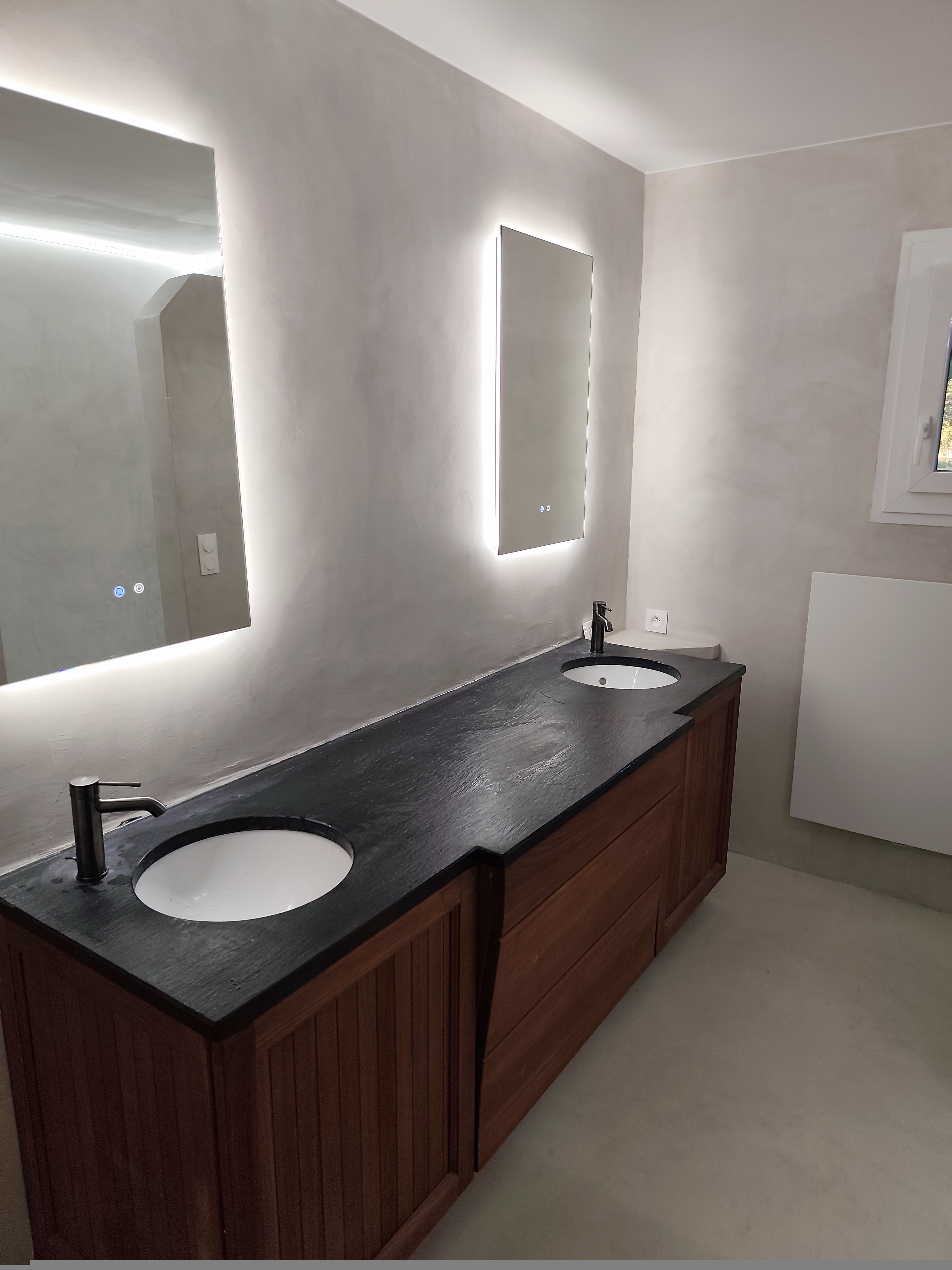 Poliénas — double vasque et miroirs LED